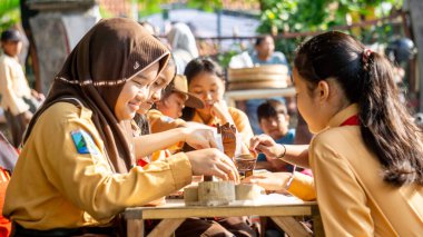 Güneydoğu Asya mankalası (congkak, congklak, tjongklak, congka, chonca, chongca, dakon, sungka). Geleneksel bir oyun.
