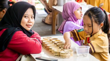 Güneydoğu Asya mankalası (congkak, congklak, tjongklak, congka, chonca, chongca, dakon, sungka). Geleneksel bir oyun.