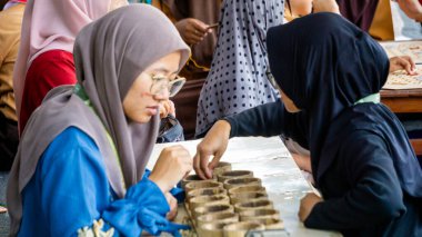 Güneydoğu Asya mankalası (congkak, congklak, tjongklak, congka, chonca, chongca, dakon, sungka). Geleneksel bir oyun.