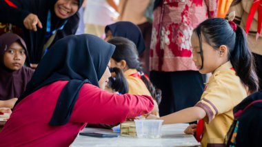 Güneydoğu Asya mankalası (congkak, congklak, tjongklak, congka, chonca, chongca, dakon, sungka). Geleneksel bir oyun.