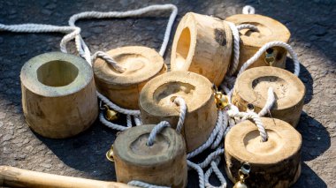 Endonezya ayaklıkları. Endonezya 'da bambu ve hindistan cevizi kabuğundan yapılma ayaklıklar