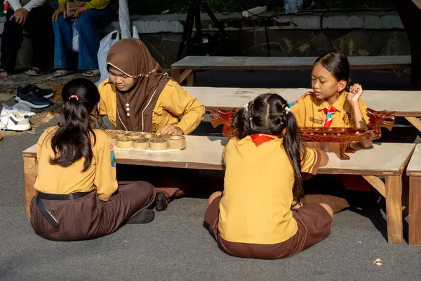 Güneydoğu Asya mankalası (congkak, congklak, tjongklak, congka, chonca, chongca, dakon, sungka). Geleneksel bir oyun.
