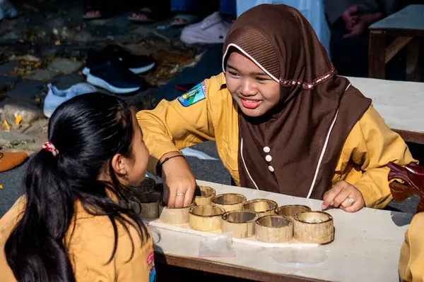 Güneydoğu Asya mankalası (congkak, congklak, tjongklak, congka, chonca, chongca, dakon, sungka). Geleneksel bir oyun.