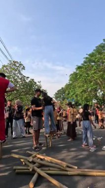 Endonezya ayaklıkları. Endonezya 'da bambu ve hindistan cevizi kabuğundan yapılma ayaklıklar