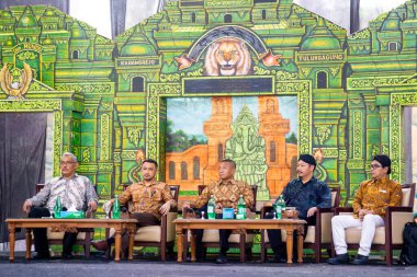 Giring Ganesha Djumaryo. Şu anda Kültür Bakan Yardımcısı olarak görev yapmakta olan Endonezyalı şarkıcı ve siyasi aktivist.