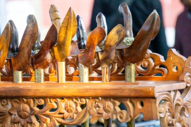 Keris, Endonezya 'nın geleneksel silahlarından biri. Keris yapanlara boş denir..