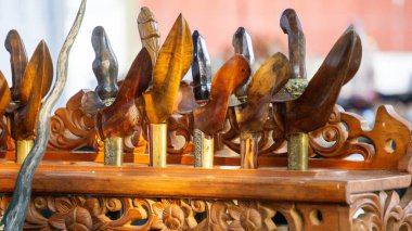 Keris, Endonezya 'nın geleneksel silahlarından biri. Keris yapanlara boş denir..