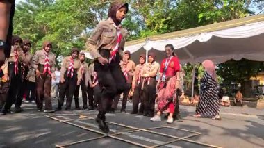 Endonezya usulü hokkabaz (Gedrik, engklek, obak gedrik) parkta mutlu mesut oynar.