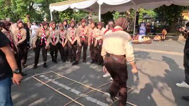 Endonezya usulü hokkabaz (Gedrik, engklek, obak gedrik) parkta mutlu mesut oynar.