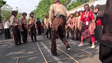 Endonezya usulü hokkabaz (Gedrik, engklek, obak gedrik) parkta mutlu mesut oynar.