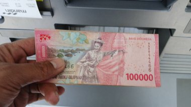 El ele tutuşup ATM 'den biraz para çekeceğiz. Endonezya para birimi.