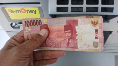 El ele tutuşup ATM 'den biraz para çekeceğiz. Endonezya para birimi.