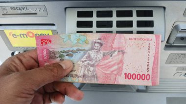 El ele tutuşup ATM 'den biraz para çekeceğiz. Endonezya para birimi.