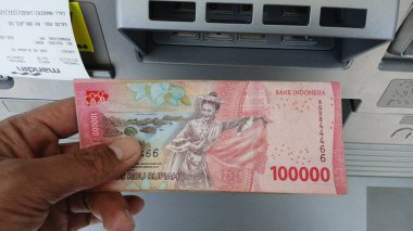 El ele tutuşup ATM 'den biraz para çekeceğiz. Endonezya para birimi.