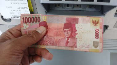 El ele tutuşup ATM 'den biraz para çekeceğiz. Endonezya para birimi.