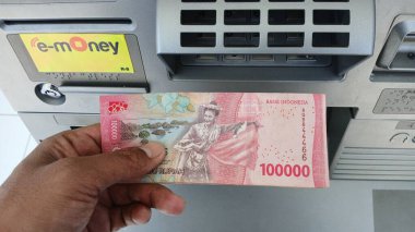 El ele tutuşup ATM 'den biraz para çekeceğiz. Endonezya para birimi.
