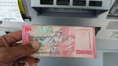 El ele tutuşup ATM 'den biraz para çekeceğiz. Endonezya para birimi.