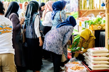 Endonezyalılar geleneksel pazardan alışveriş yapıyorlar. Endonezya 'ya pasar denir.