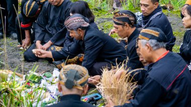 Bir grup Cavalı dağlarda Tanrı 'ya Larungan töreninde dua ediyor.