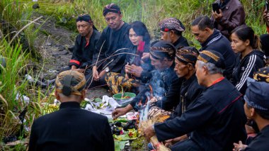 Bir grup Cavalı dağlarda Tanrı 'ya Larungan töreninde dua ediyor.