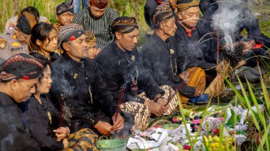 Bir grup Cavalı dağlarda Tanrı 'ya Larungan töreninde dua ediyor.