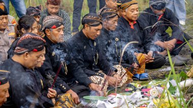 Bir grup Cavalı dağlarda Tanrı 'ya Larungan töreninde dua ediyor.