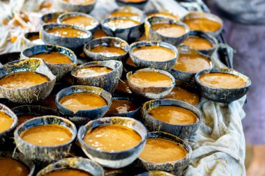 Esmer şeker yapma süreci. Esmer şeker, şeker kamışından yapılır..