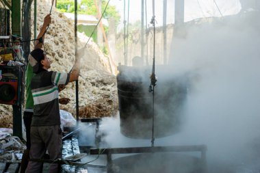 Esmer şeker yapma süreci. Esmer şeker, şeker kamışından yapılır..