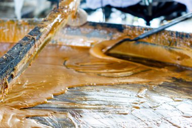 Esmer şeker yapma süreci. Esmer şeker, şeker kamışından yapılır..