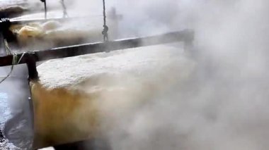 Esmer şeker yapma süreci. Esmer şeker, şeker kamışından yapılır..