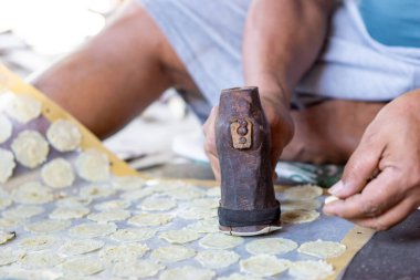 Melinjo (melinjo çipleri) yapma süreci. Tadı biraz acı ve çok lezzetli. Melinjo ayrıca Gnetum gnemon olarak da bilinir.