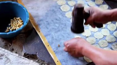 Melinjo (melinjo çipleri) yapma süreci. Tadı biraz acı ve çok lezzetli. Melinjo ayrıca Gnetum gnemon olarak da bilinir.