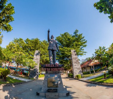 Moestopo anıtı. İşgalcilere karşı savaşan Endonezyalı kahramanlardan biri.