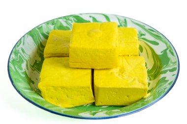 Tahu takwa (tahu kuning, tahu sarı tofu), Kediri, Doğu Java 'dan geleneksel tofu. Bu sarı renk zerdeçal ile ıslatılmış tofu..