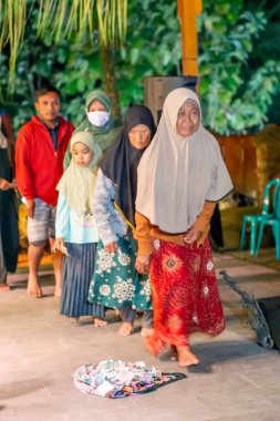 Kediri, Doğu Java, Endonezya - 3 Temmuz 2025: İnsanlar yetimler için bağış topluyor. Bu, yılda bir yapılan rutin bir etkinliktir..