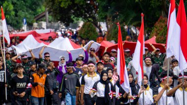 Endonezya kırmızı ve beyaz bayrak geçit töreni. Bu etkinlik Bağımsızlık Günü kutlamalarından önce her yıl düzenlenir.