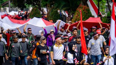 Endonezya kırmızı ve beyaz bayrak geçit töreni. Bu etkinlik Bağımsızlık Günü kutlamalarından önce her yıl düzenlenir.
