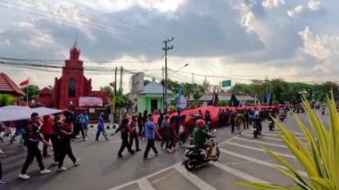 Endonezya kırmızı ve beyaz bayrak geçit töreni. Bu etkinlik Bağımsızlık Günü kutlamalarından önce her yıl düzenlenir.
