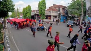 Endonezya kırmızı ve beyaz bayrak geçit töreni. Bu etkinlik Bağımsızlık Günü kutlamalarından önce her yıl düzenlenir.