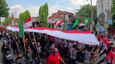 Endonezya kırmızı ve beyaz bayrak geçit töreni. Bu etkinlik Bağımsızlık Günü kutlamalarından önce her yıl düzenlenir.