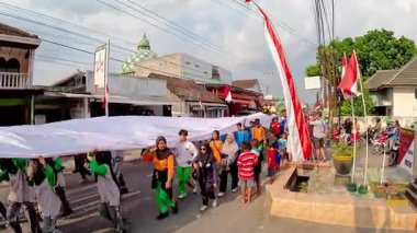 Endonezya kırmızı ve beyaz bayrak geçit töreni. Bu etkinlik Bağımsızlık Günü kutlamalarından önce her yıl düzenlenir.