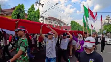 Endonezya kırmızı ve beyaz bayrak geçit töreni. Bu etkinlik Bağımsızlık Günü kutlamalarından önce her yıl düzenlenir.