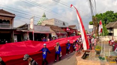 Endonezya kırmızı ve beyaz bayrak geçit töreni. Bu etkinlik Bağımsızlık Günü kutlamalarından önce her yıl düzenlenir.