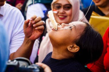 İnsanlar Endonezya 'nın bağımsızlık gününü kutlamak için kraker yeme yarışmasına katılıyor..