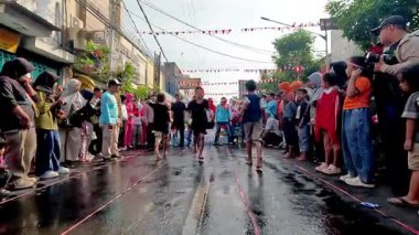 İnsanlar Endonezya 'nın bağımsızlık gününü kutlamak için bir su transferi yarışına katılıyor..