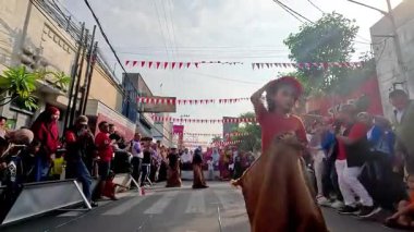 İnsanlar Endonezya 'nın bağımsızlık gününü kutlamak için çuval yarışı yarışlarına katılıyor.