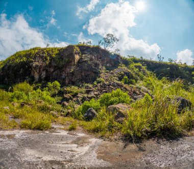 Tepeden büyük kayalar yuvarlandı. Bölge heyelan eğilimli ve tehlikeli..