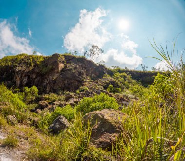 Tepeden büyük kayalar yuvarlandı. Bölge heyelan eğilimli ve tehlikeli..