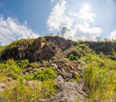 Tepeden büyük kayalar yuvarlandı. Bölge heyelan eğilimli ve tehlikeli..