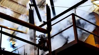 Şeker fabrikasından duman. Makineden beyaz duman çıkıyor..